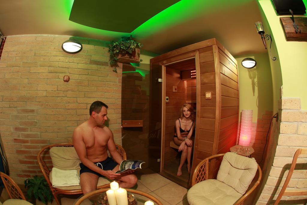 Napraforgo Wellness Haz Es Panzio Bed & Breakfast เปตช์ ภายนอก รูปภาพ