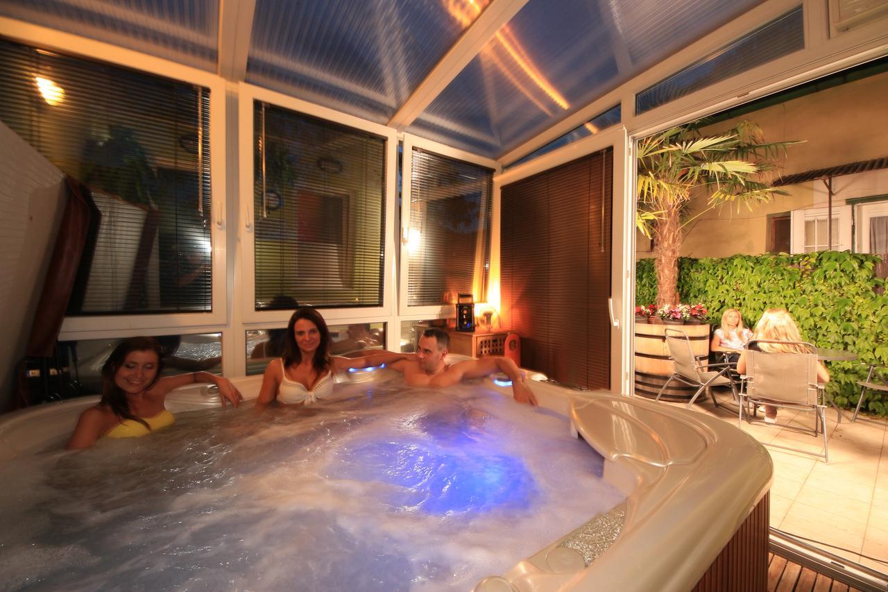 Napraforgo Wellness Haz Es Panzio Bed & Breakfast เปตช์ ภายนอก รูปภาพ